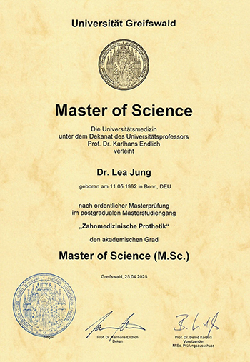 Masterurkunde der Universität Greifswald für Dr. Lea Jung. Verliehen wird der akademische Grad „Master of Science (M.Sc.)“ im postgradualen Masterstudiengang Zahnmedizinische Prothetik. Die Urkunde trägt Siegel, Unterschriften sowie das Ausstellungsdatum 25. April 2025.